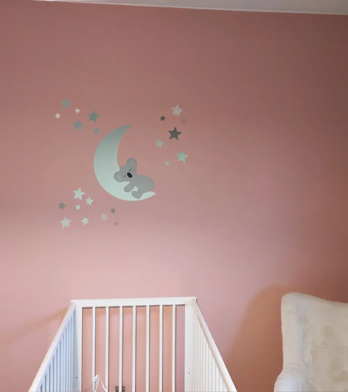 Behangsticker slapende koalabeer op de maan roze babykamer