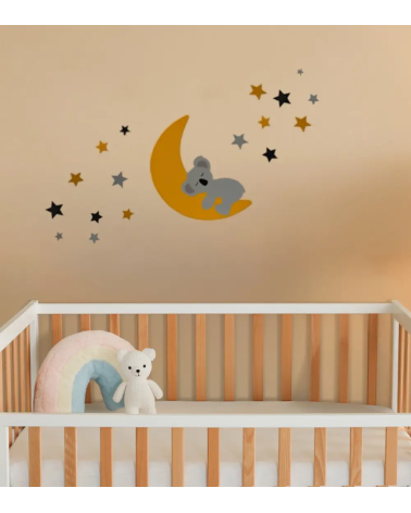 Behangsticker babykamer slapende koalabeer op de maan met sterren okergeel.