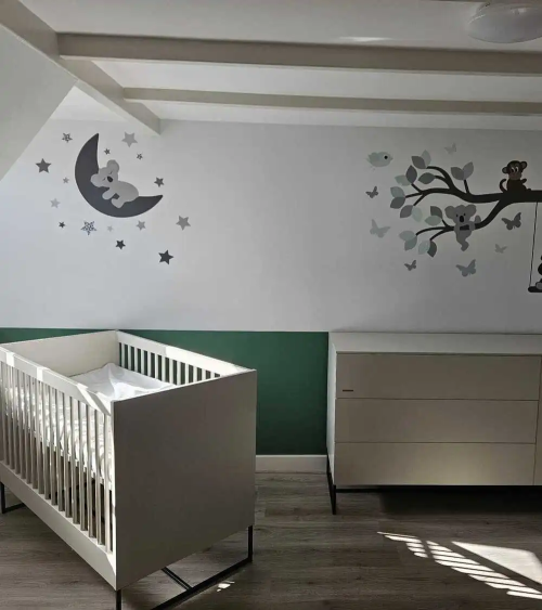 Muurdecoratie koalabeertjes in een groene babykamer.