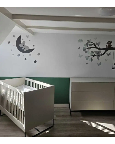 Muurdecoratie koalabeertjes in een groene babykamer.