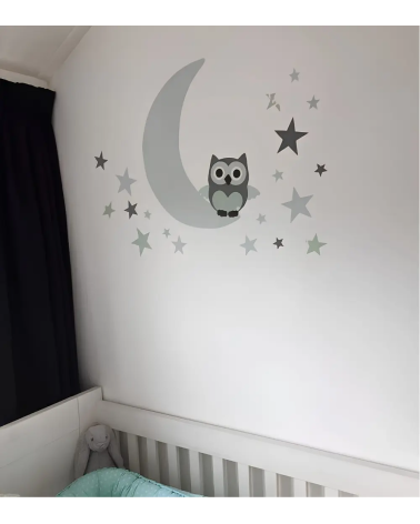 Babykamer behangdecoratie met een uiltje op een mintgroene maan en sterren.