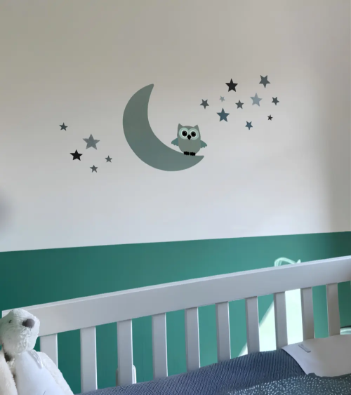 Behangsticker babykamer uil op de maan oud groen.