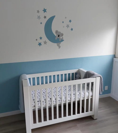 Behang muursticker babykamer klimmend koalabeertje op de maan lichtblauw.