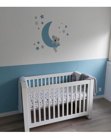 Behang muursticker babykamer klimmend koalabeertje op de maan lichtblauw.