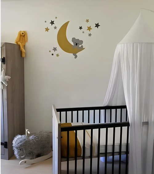 Behang muursticker babykamer klimmend koalabeertje op de maan okergeel.