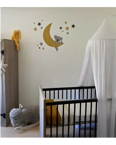 Behang muursticker babykamer klimmend koalabeertje op de maan okergeel.