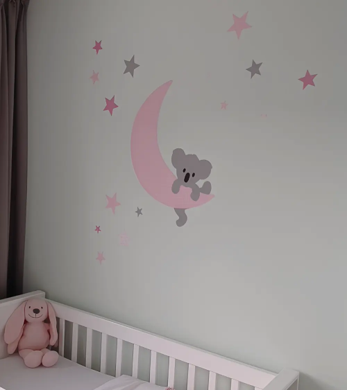 Behang muursticker babykamer klimmend koalabeertje op de maan roze.