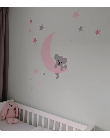 Behang muursticker babykamer klimmend koalabeertje op de maan roze.