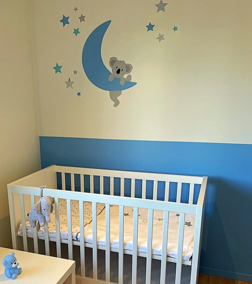 Behang muursticker babykamer klimmend koalabeertje op de maan lichtblauw.