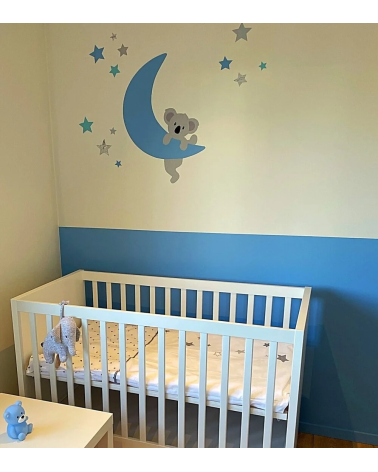 Behang muursticker babykamer klimmend koalabeertje op de maan lichtblauw.