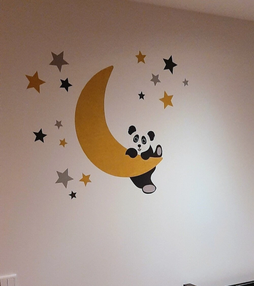 Behangsticker babykamer hangende pandabeer op de maan met sterren oker.