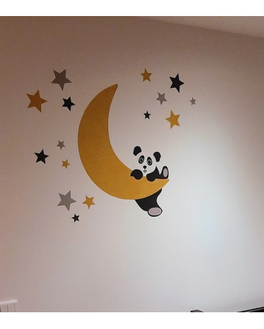 Behangsticker babykamer hangende pandabeer op de maan met sterren oker.