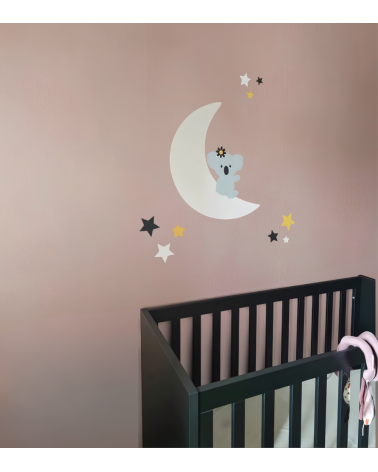 Behang muursticker roze babykamer zittende koalabeer op een witte maan met sterren in wit, zwart en oker.