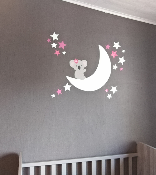 Behangsticker meisjes babykamer zittend koalabeertje op de maan in wit en roze.