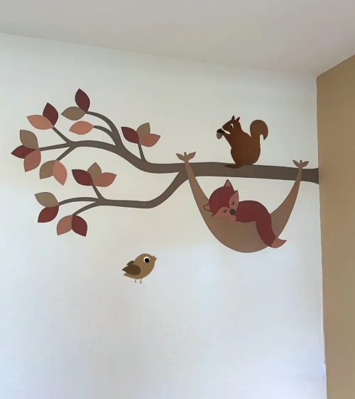 Behangsticker babykamer tak met hangmat bruin tinten.