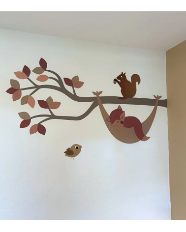 Behangsticker babykamer tak met hangmat bruin tinten.