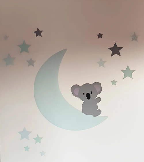 Babykamer behangsticker zittende koalabeer op een maan met sterren mintgroen.