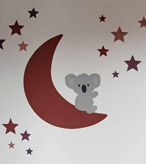 Babykamer behangsticker zittende koalabeer op een maan met sterren roestbruin en terracotta.
