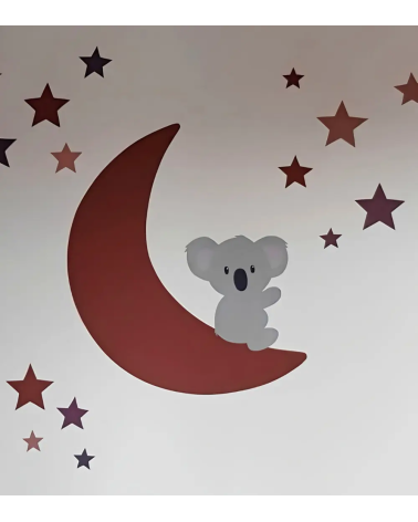 Babykamer behangsticker zittende koalabeer op een maan met sterren roestbruin en terracotta.