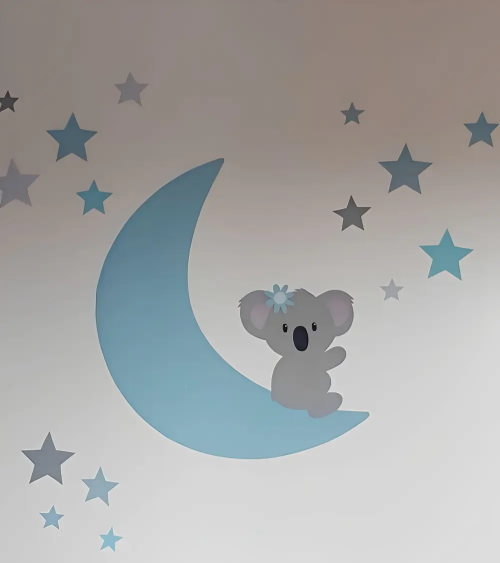 Babykamer behangsticker zittende koalabeer op een maan met sterren lichtblauw.