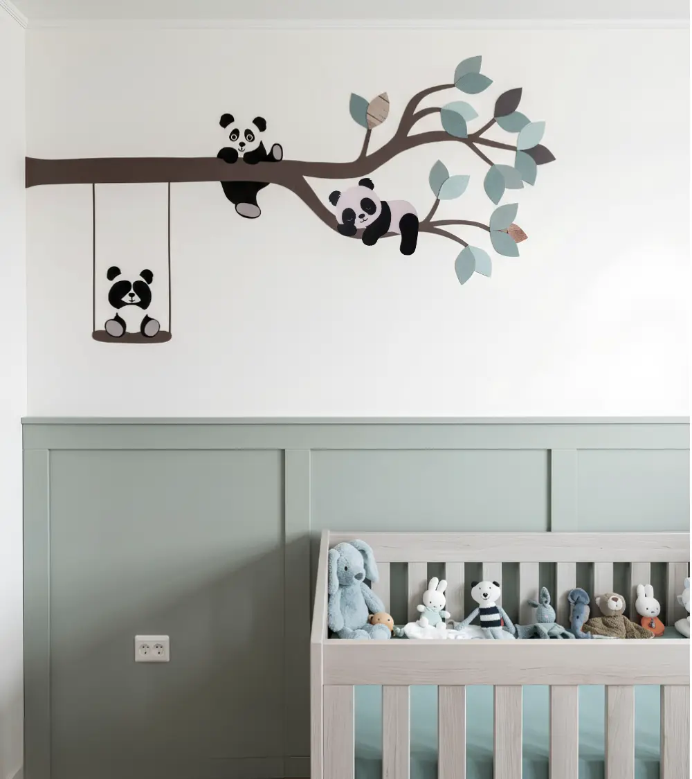 Behangsticker saliegroene babykamer pandabeertjes op een tak in groentinten.
