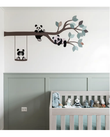 Behangsticker saliegroene babykamer pandabeertjes op een tak in groentinten.