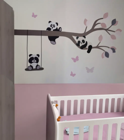 Meisjeskamer behangsticker panda beren op een tak in oudroze.