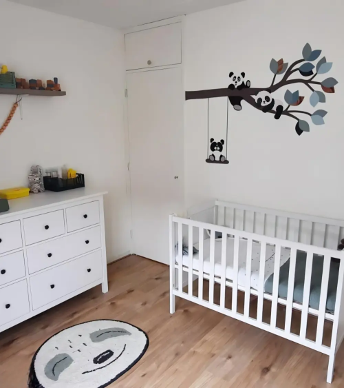 Behangsticker kinderkamer van een tak met pandaberen in oudgroen.