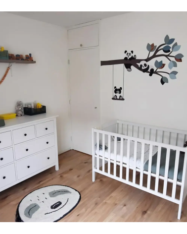 Behangsticker kinderkamer van een tak met pandaberen in oudgroen.