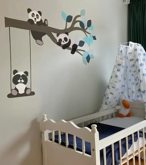 Jongenskamer muurdecoratie van pandaberen op een tak in licht- en donkerblauw.