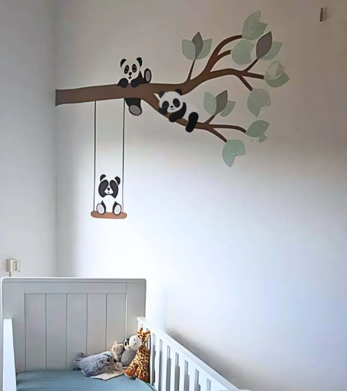 Een muurdecoratie van lieve pandabeertjes op een boom en een schommel in mintgroene kleuren.