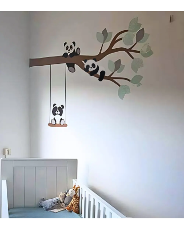 Een muurdecoratie van lieve pandabeertjes op een boom en een schommel in mintgroene kleuren.