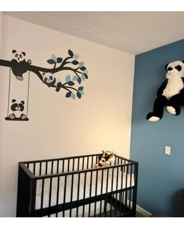 Panda muurdecoratie in een blauwe jongenskamer van een tak met pandabeertjes.