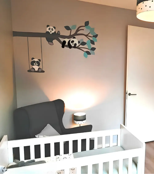 Jongens babykamer behangsticker van een boomtak met panda's en een schommel in blauwtinten.