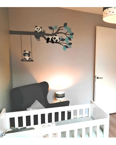 Jongens babykamer behangsticker van een boomtak met panda's en een schommel in blauwtinten.