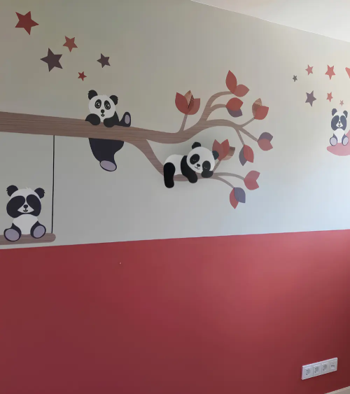 Kinderkamer behangsticker tak met pandaberen in roest en terracotta.