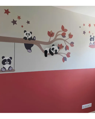 Kinderkamer behangsticker tak met pandaberen in roest en terracotta.