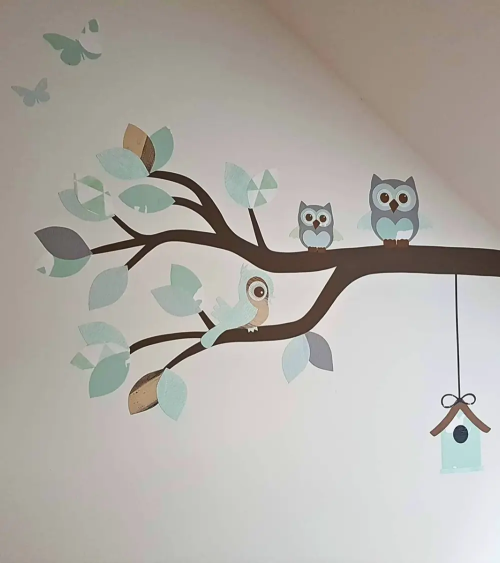 Behangsticker babykamer sierlijke uilentak mintgroen met vogelhuisje in spiegelbeeld.