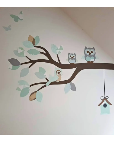 Behangsticker babykamer sierlijke uilentak mintgroen met vogelhuisje in spiegelbeeld.
