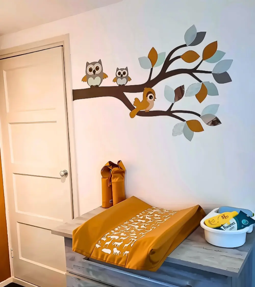 Behangsticker babykamer sierlijke uilentak mintgroen en okergeel in spiegelbeeld.
