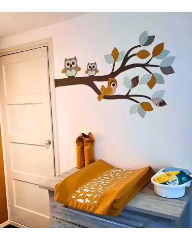 Behangsticker babykamer sierlijke uilentak mintgroen en okergeel in spiegelbeeld.