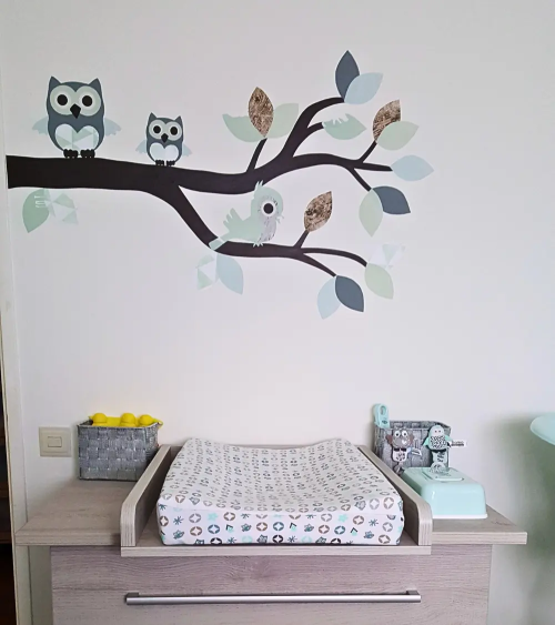 Muursticker mintgroene tak met uilen babykamer.