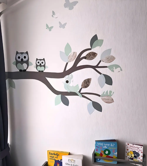 Babykamer behang muurdecoratie van een boomtak met bosdiertjes en uilen in mintgroen.