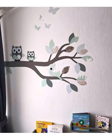Babykamer behang muurdecoratie van een boomtak met bosdiertjes en uilen in mintgroen.