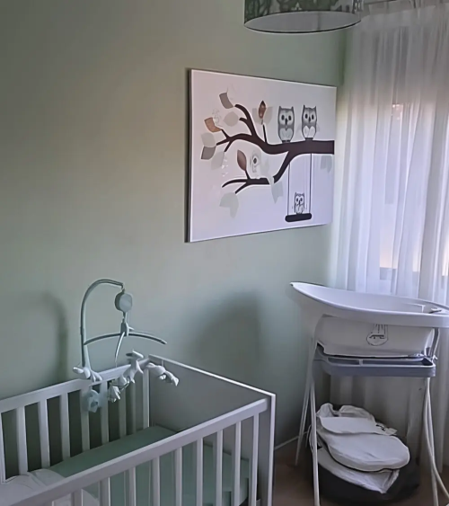 Babykamer muurdecoratie sierlijke uilentak in mintgroen op een canvasdoek.