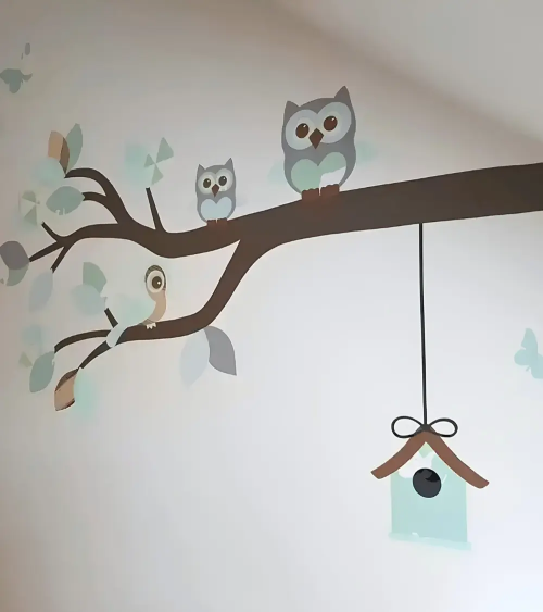 Sierlijke uilentak mintgroen behang muurdecoratie babykamer.