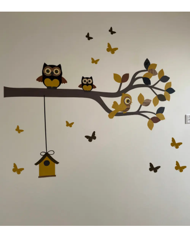 Behangsticker sierlijke uilentak in warm oker en bruin, als muurdecoratie in een neutrale babykamer.