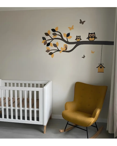 Behangsticker neutrale babykamer tak met uiltjes in okergeel, zwart en bruin.