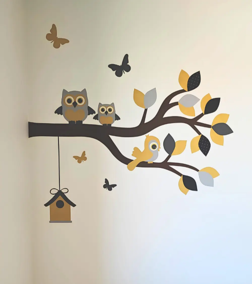Behangsticker sierlijke uilentak okergeel en grijs voor een neurale babykamer.