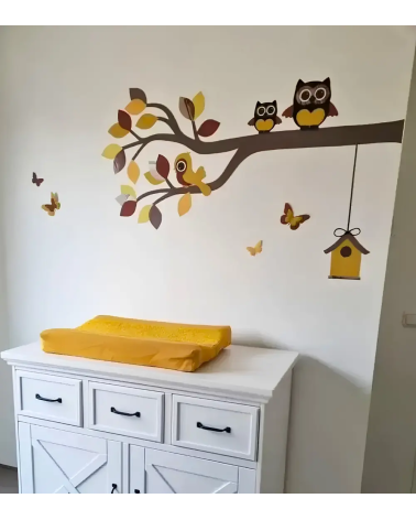 Behangsticker babykamer sierlijke uilentak okergeel en roestbruin.